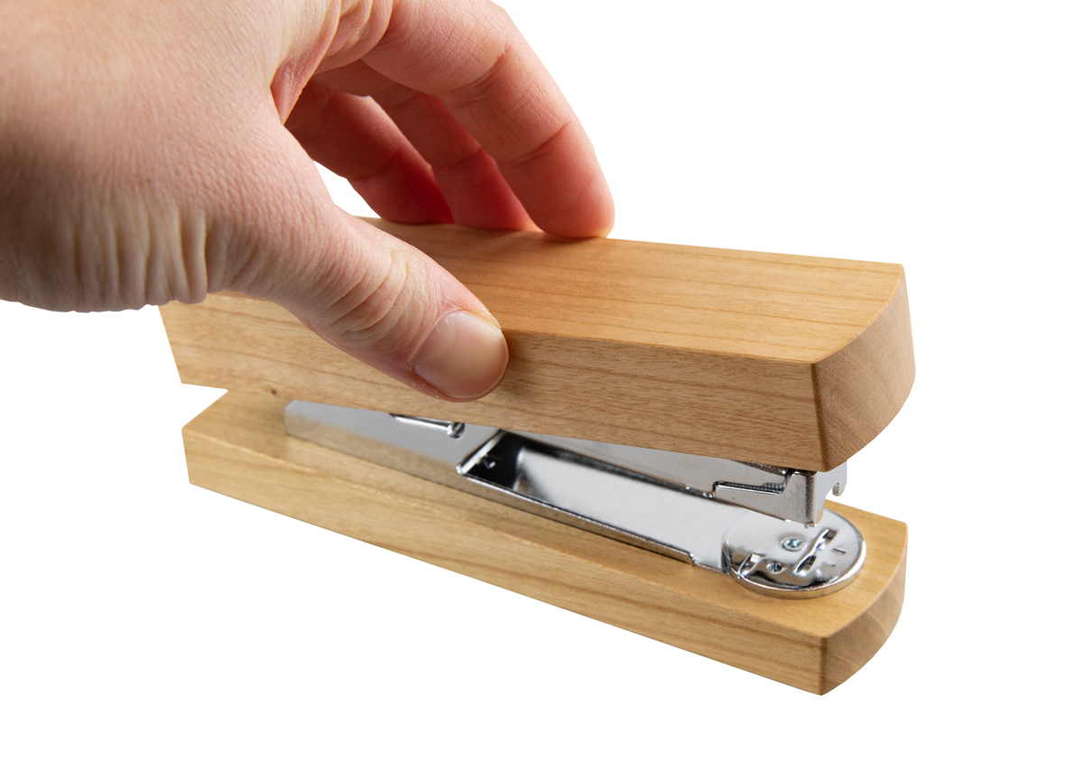 schreibgefuehl-hefter-aus-kirschholz-tacker-holz-edel-hand